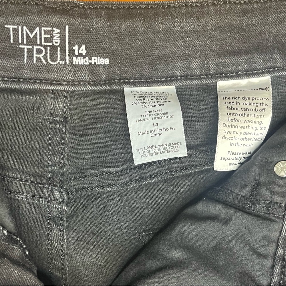 Time and Tru Women's Mid-Rise Stretch Black Denim Shorts with Rolled Cuffs 14 - Picture 3 of 4